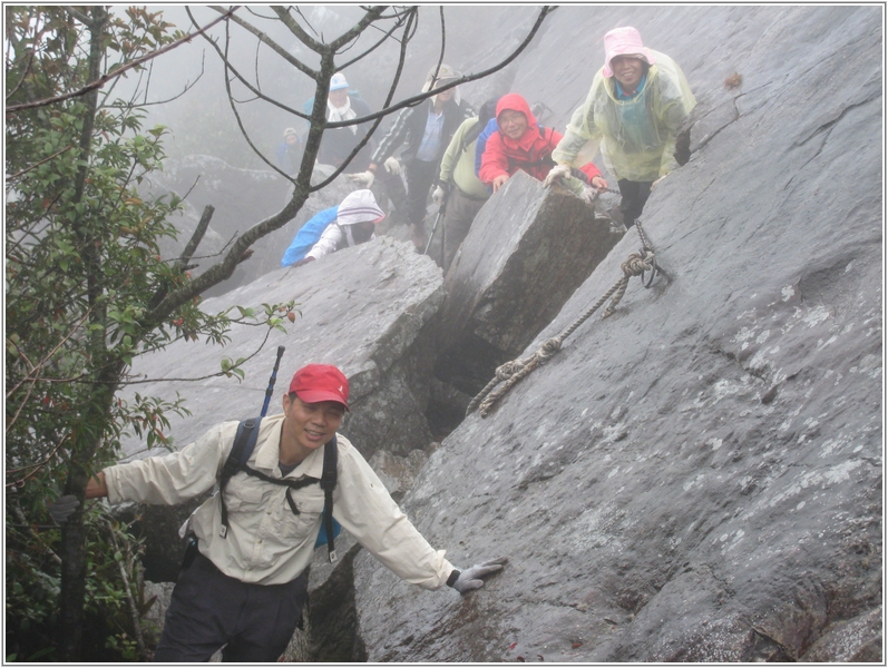 2012-12-01 10-24-22峭壁旁拉繩而行.JPG